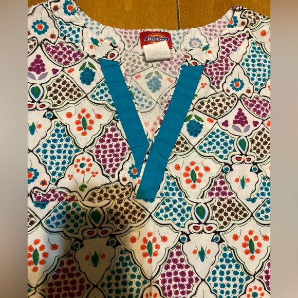 Ladies Size Large Dickies Scrub Top with Pockets - Picture 3 of 15